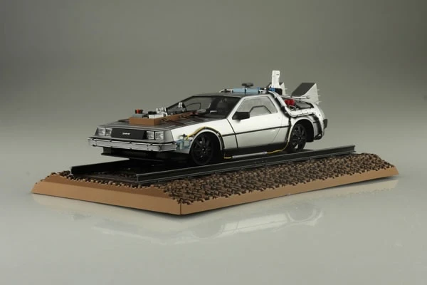 Фигурка Delorean Time Machine от Aoshima